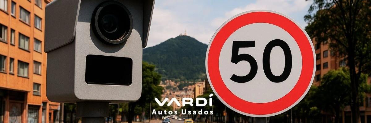 Cámara de fotomultas en Colombia junto a señal de límite de velocidad