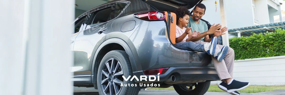 Padre e hijo en la parte de atrás de una camioneta usada comprada en Vardí Autos Usados.