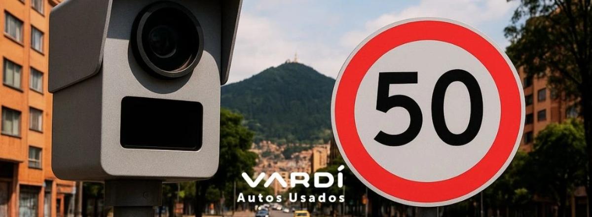 Cámara de fotomultas en Colombia junto a señal de límite de velocidad