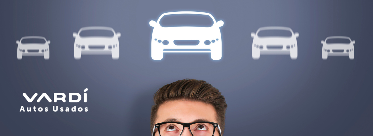 Hombre analizando opciones para comprar carro usado en Vardí Autos Usados.