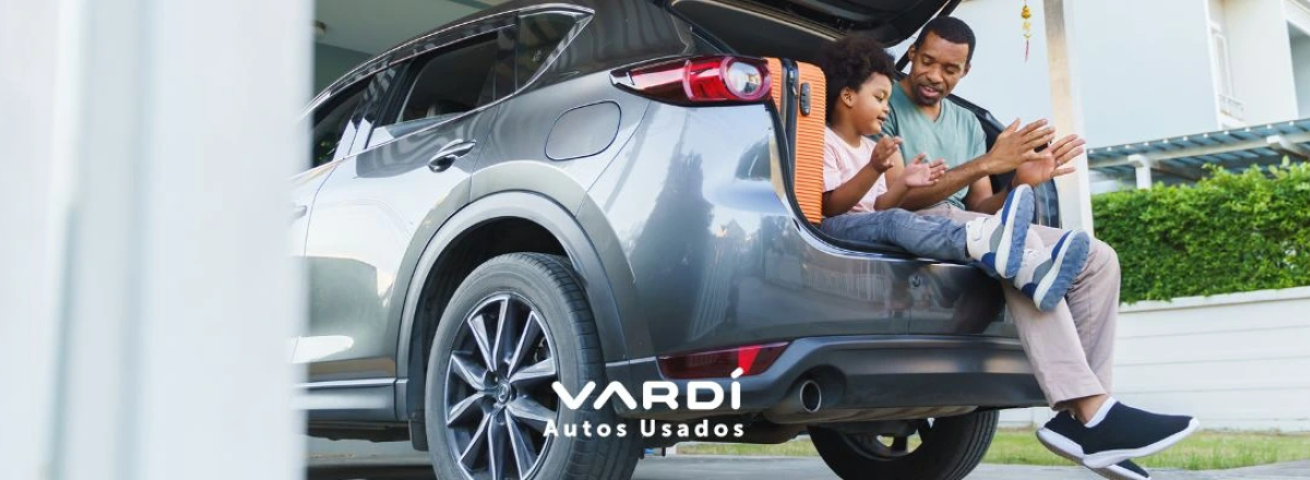 Padre e hijo en la parte de atrás de una camioneta usada comprada en Vardí Autos Usados.