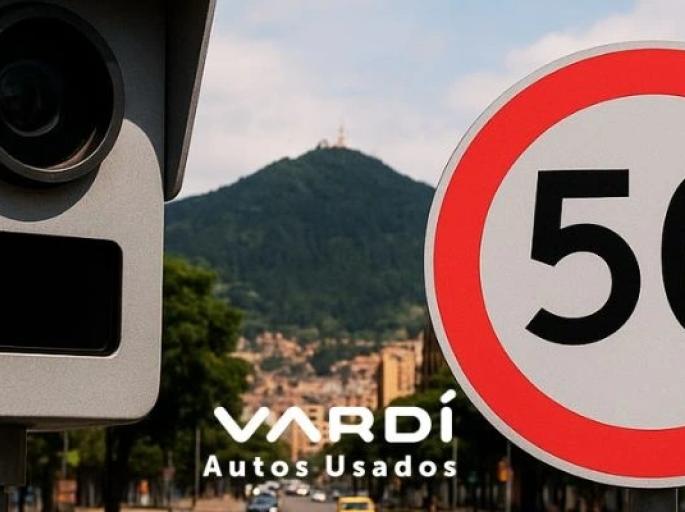 Cámara de fotomultas en Colombia junto a señal de límite de velocidad