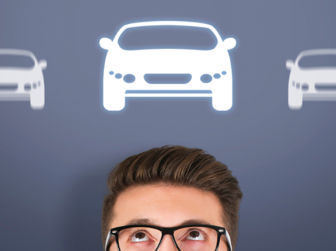 Hombre analizando opciones para comprar carro usado en Vardí Autos Usados.